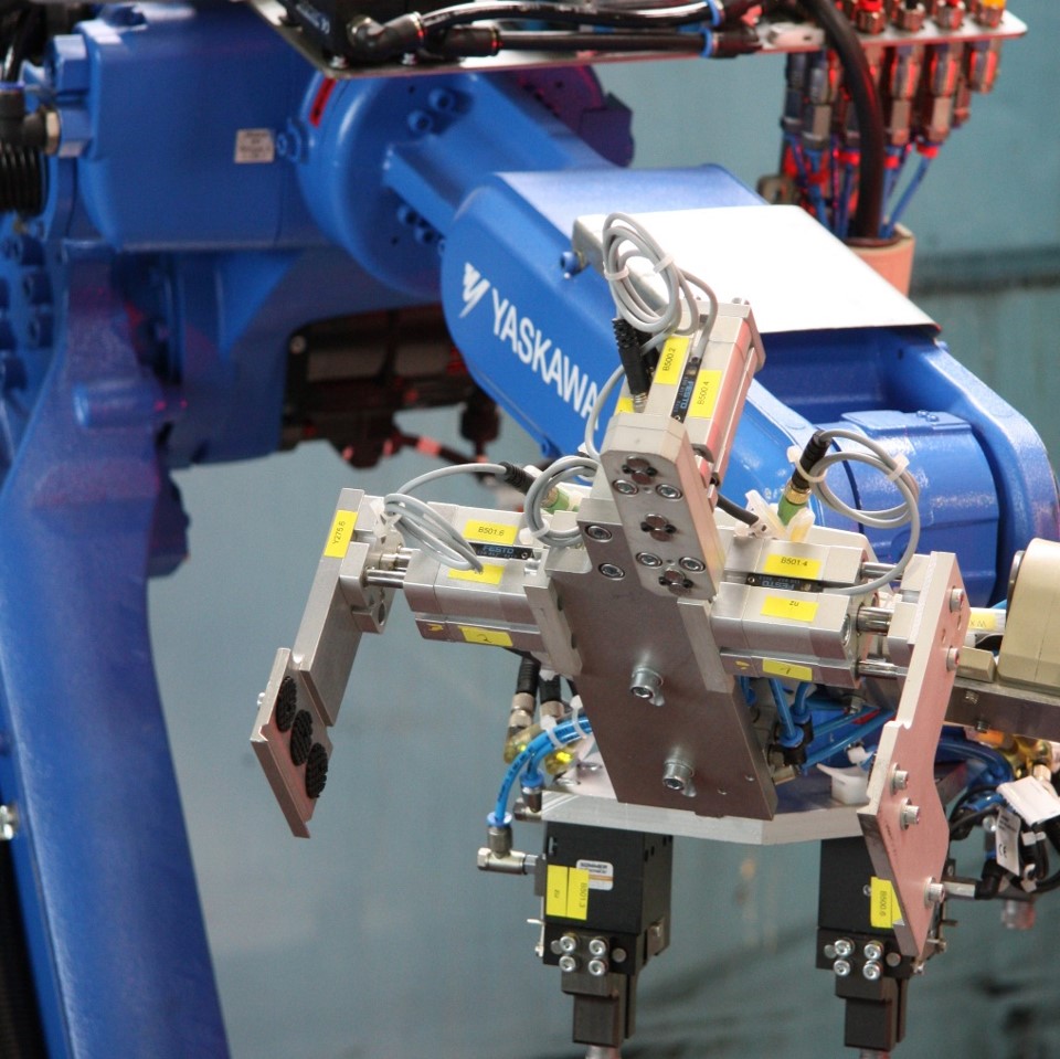 Yaskawa Motoman Roboter mit Spezialgreifer